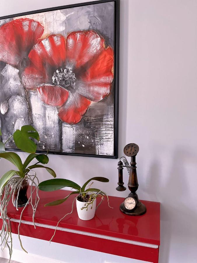 Elegant Garden Suite&2Mins Bus Station Close Lrt& Free Parking YYC المظهر الخارجي الصورة