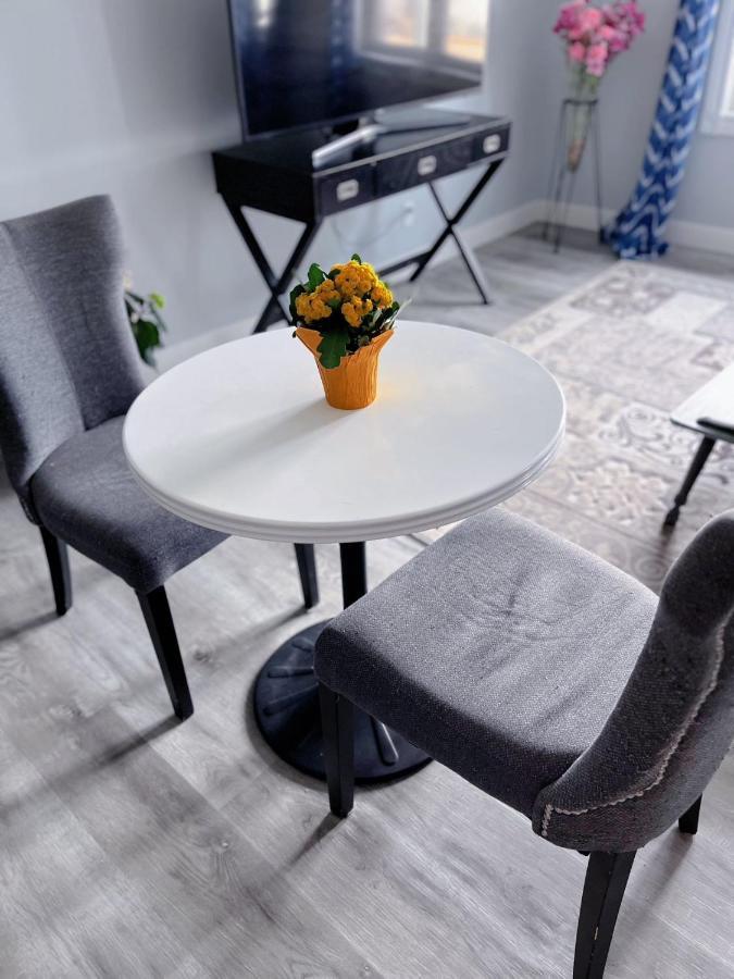 Elegant Garden Suite&2Mins Bus Station Close Lrt& Free Parking YYC المظهر الخارجي الصورة