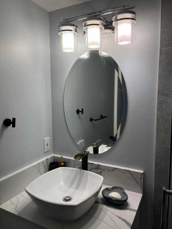 Elegant Garden Suite&2Mins Bus Station Close Lrt& Free Parking YYC المظهر الخارجي الصورة