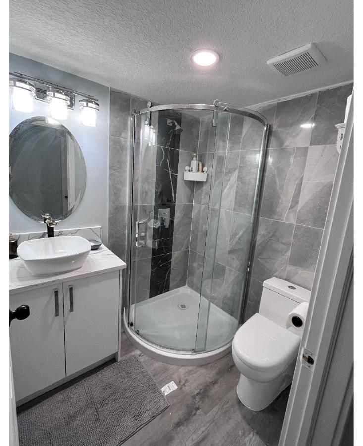 Elegant Garden Suite&2Mins Bus Station Close Lrt& Free Parking YYC المظهر الخارجي الصورة