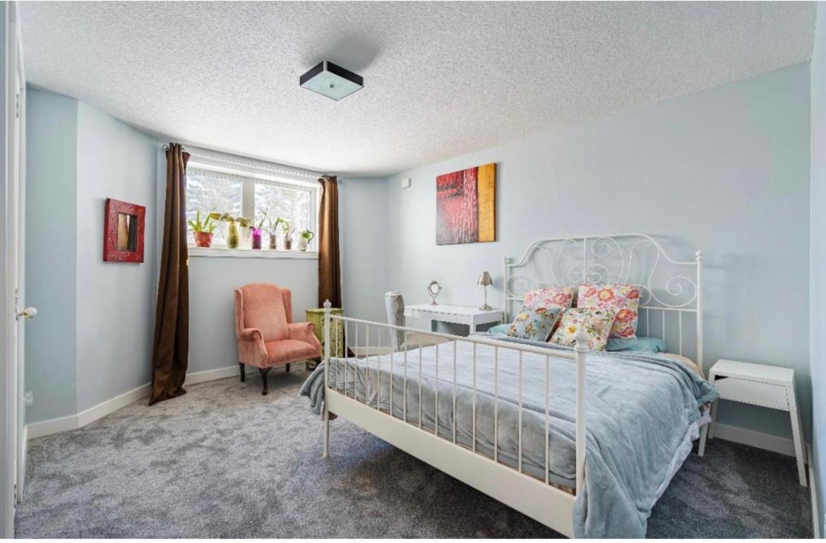 Elegant Garden Suite&2Mins Bus Station Close Lrt& Free Parking YYC المظهر الخارجي الصورة