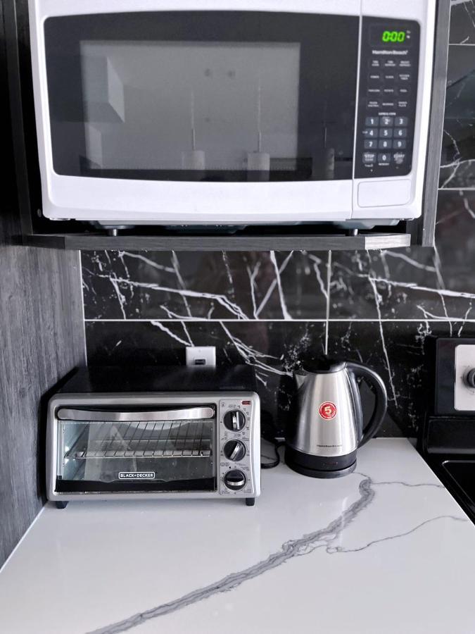 Elegant Garden Suite&2Mins Bus Station Close Lrt& Free Parking YYC المظهر الخارجي الصورة