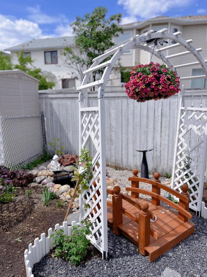 Elegant Garden Suite&2Mins Bus Station Close Lrt& Free Parking YYC المظهر الخارجي الصورة