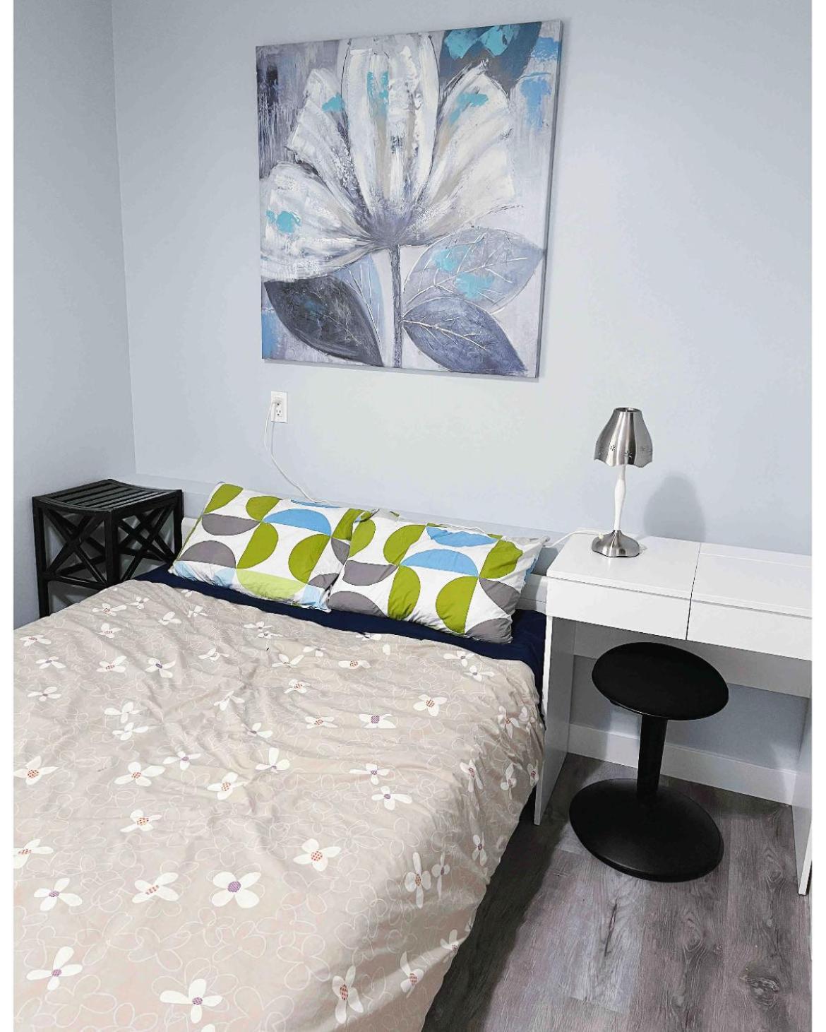 Elegant Garden Suite&2Mins Bus Station Close Lrt& Free Parking YYC الغرفة الصورة